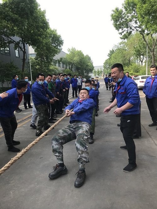 开云（中国）组织开展“喜迎二十大、建功新时代”职工拔河比赛活动